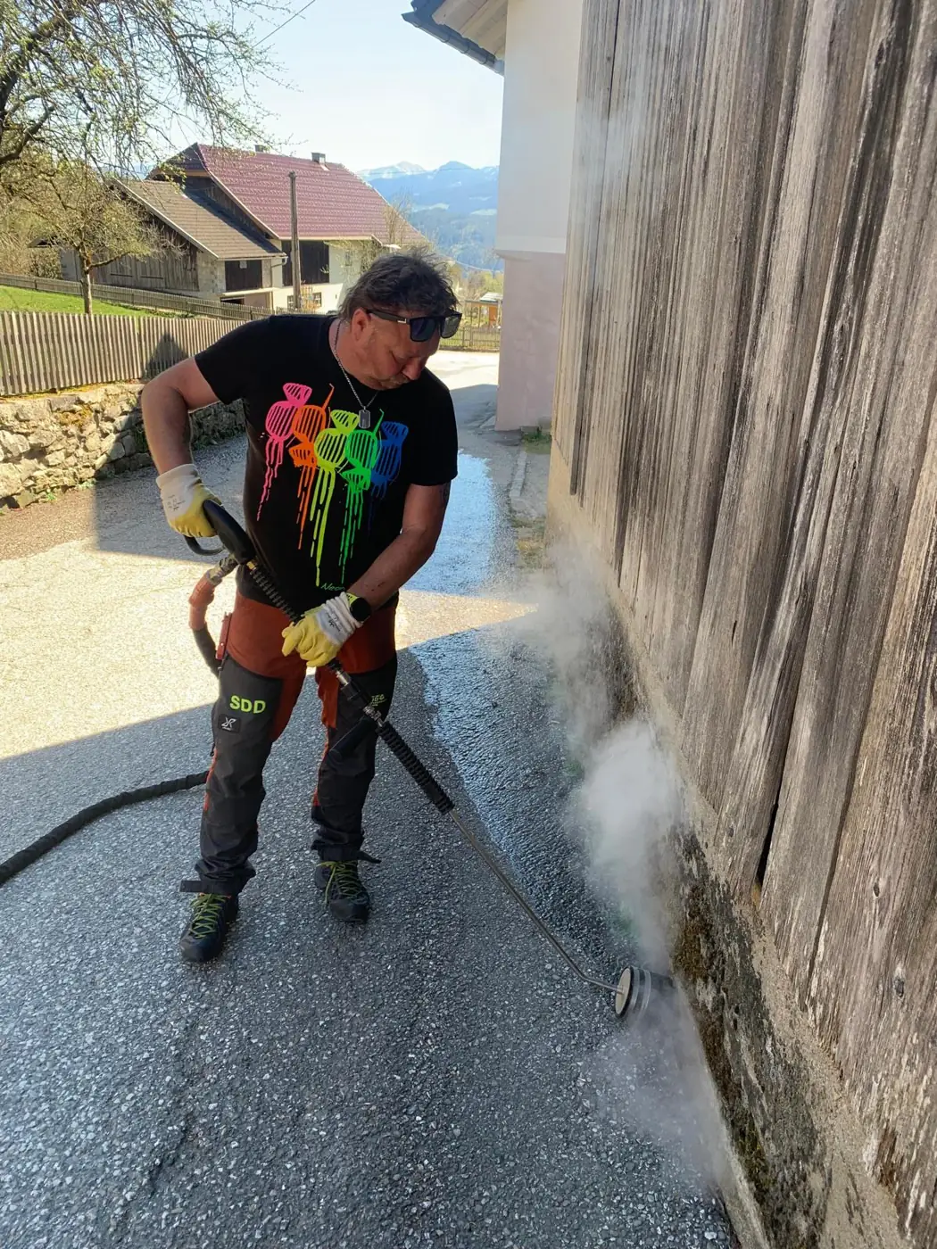 Mario Dullnig bei der chemiefreien Unkrautvernichtung mit heißem Wasser