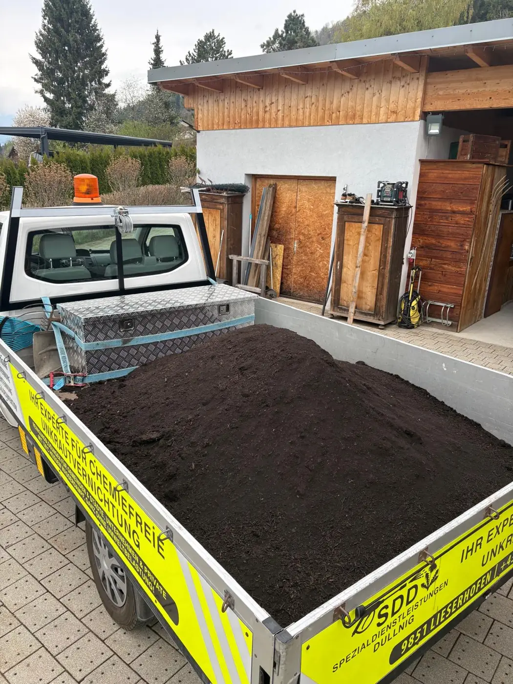 Transport von Gartenerde mit dem SDD-Pritschenwagen