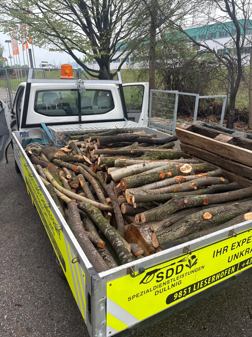 Transport von Gartenabfall und Holz mit dem SDD-Pritschenwagen in Kärnten