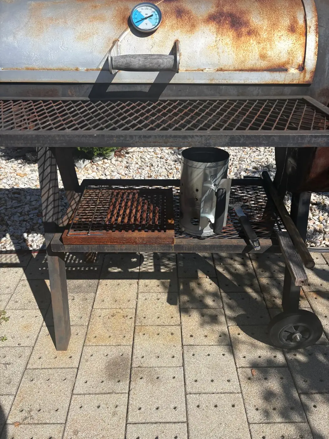 Vorher: Öl- und Fettflecken auf Pflastersteinen unter der Grillstelle