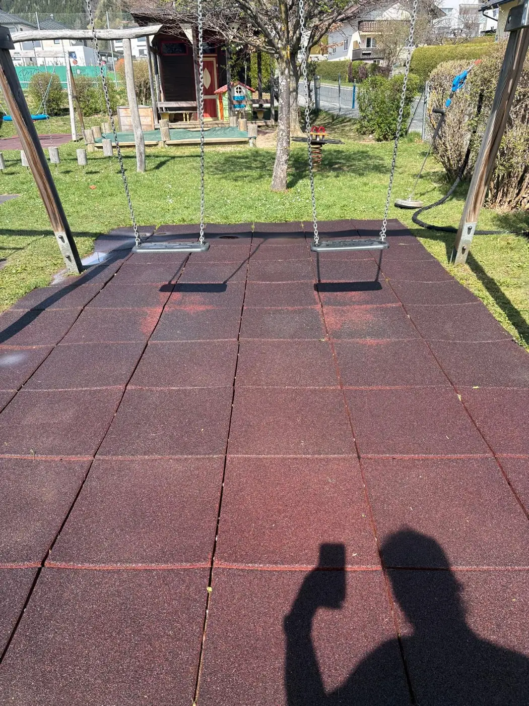 Nachher: saubere Fallschutzplatten nach der Spielplatzreinigung mit Heißwasser in Kärnten
