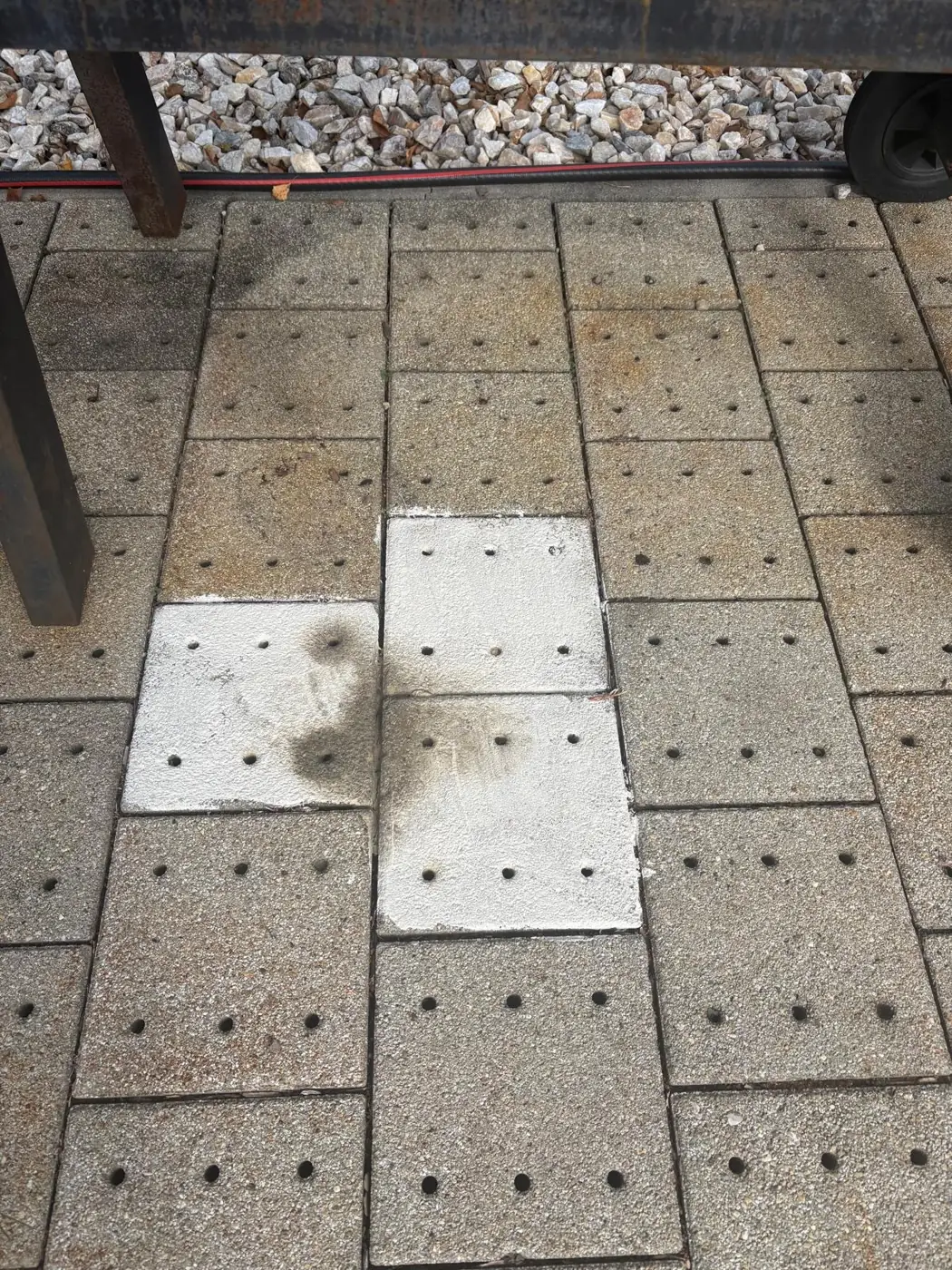 Fettflecken unter dem Grill entfernen mit Spezialreiniger und Wasserdampf